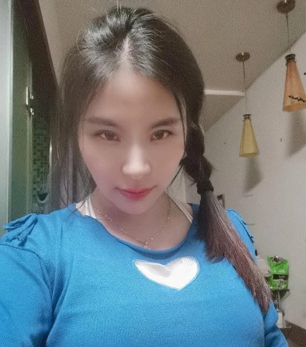 娇小女人生活照(2)