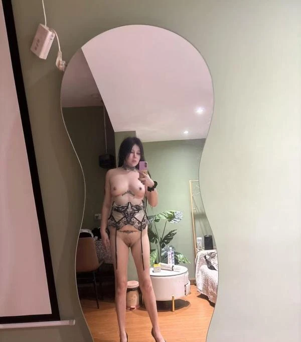 舌钉妹生活照(3)