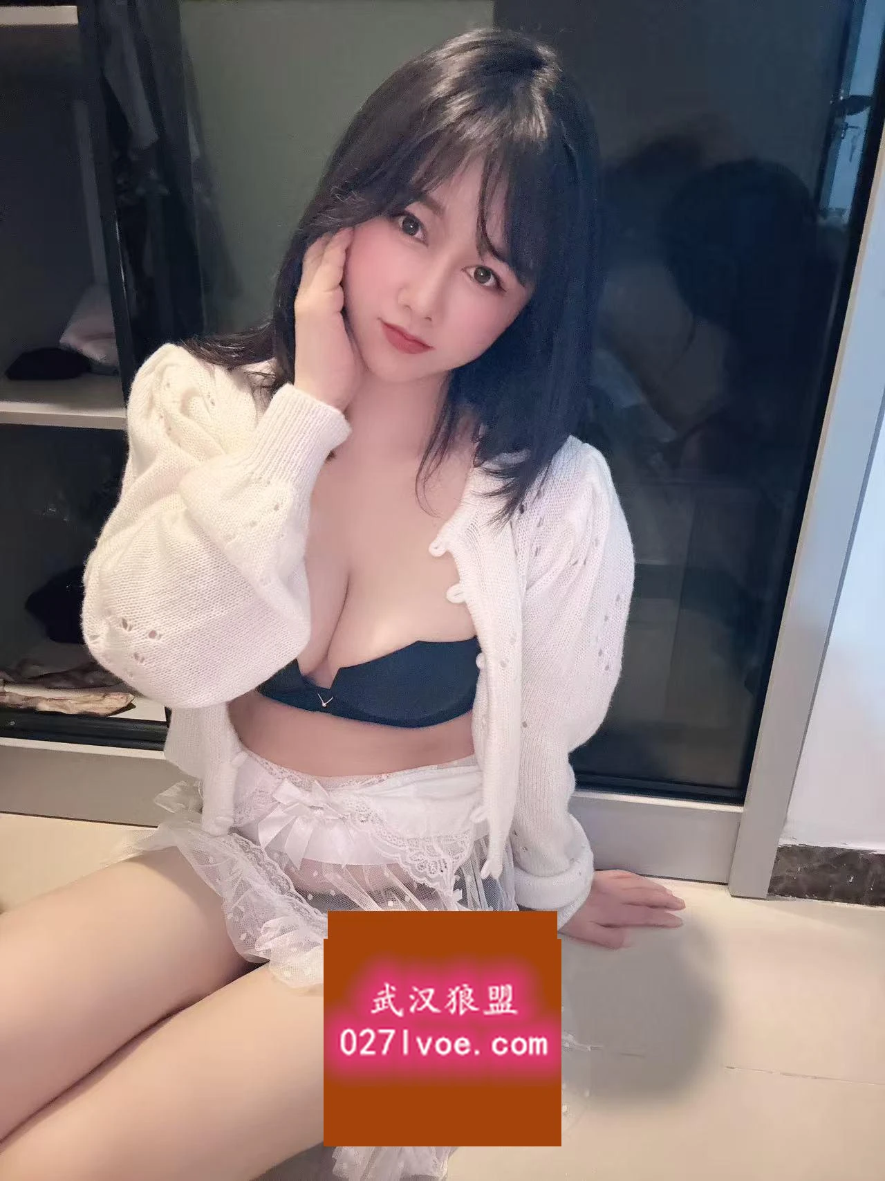 细腰翘臀水多骚妹生活照(2)