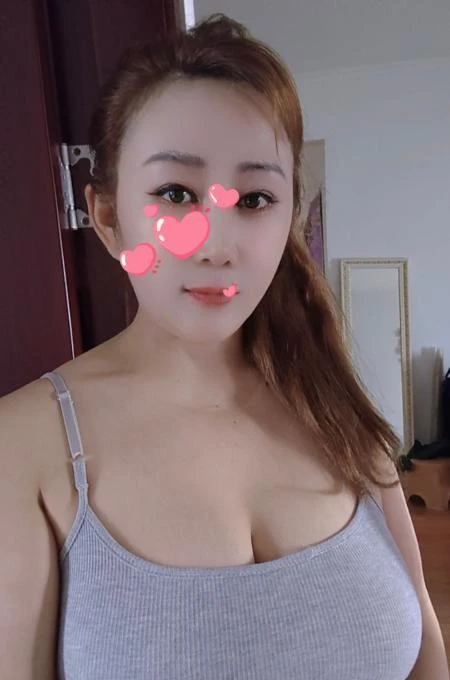 玩字母的贱货回来了生活照(1)